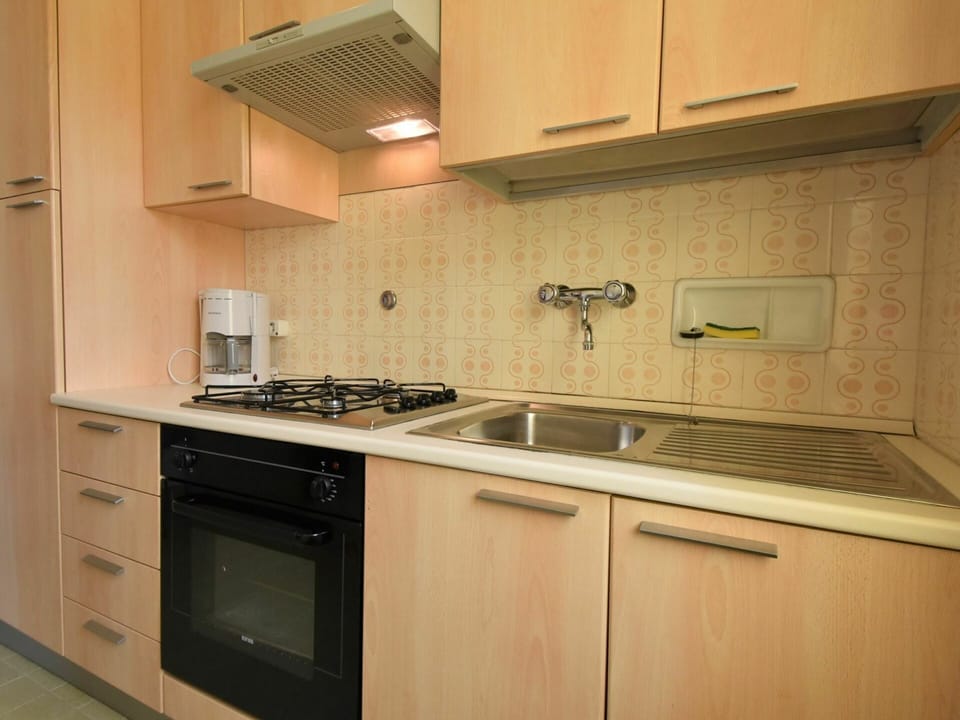 Brown, Kitchen Sink, Cabinetry, Tap, Countertop, Property, Furniture, Sink, Kitchen Stove, Plumbing Fixture