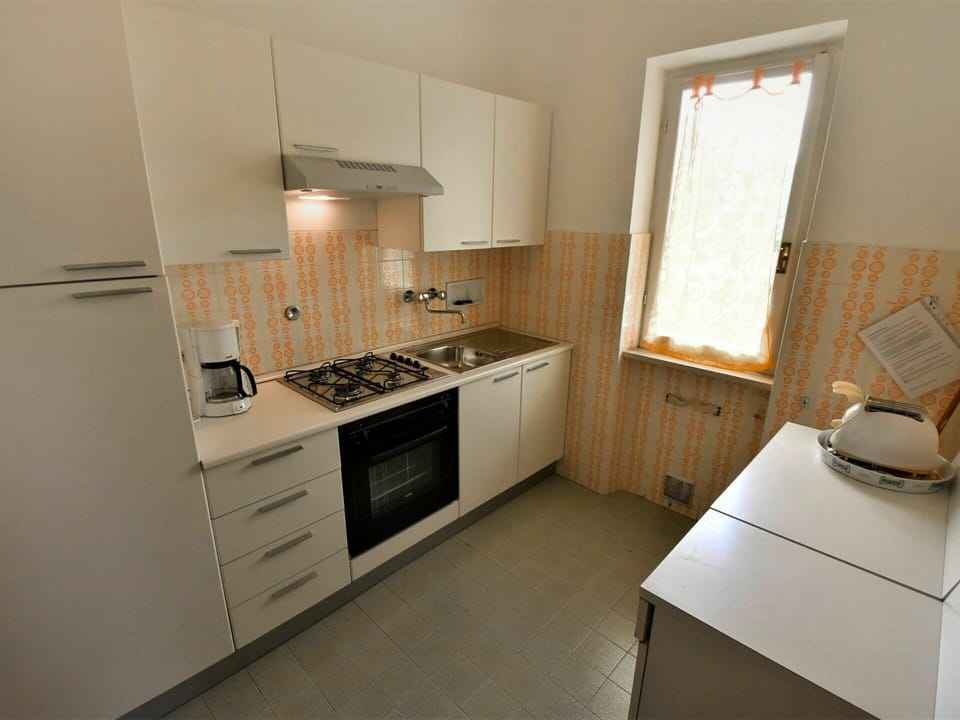 Cabinetry, Countertop, Property, Kitchen Stove, Kitchen Appliance, Building, Kitchen, Interior Design, Drawer, Wood