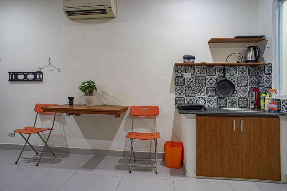 Kitchen area with cooking ware, infra stovetop