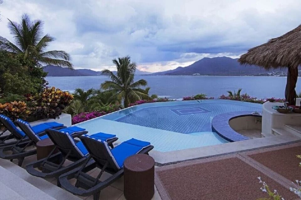 Pool with swim up bar