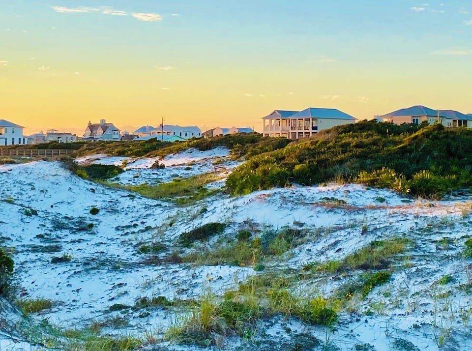 "PARK PLACE” Beach Access • Quiet beach with lifeguards (Mar-Sep), 1 block west