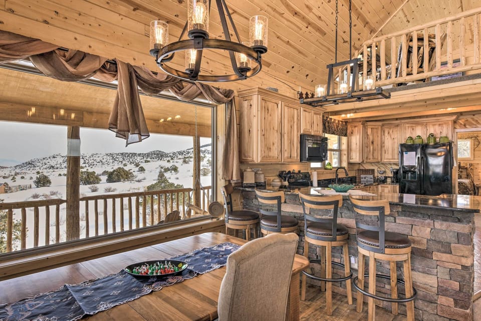 Dining Area | Breakfast Bar