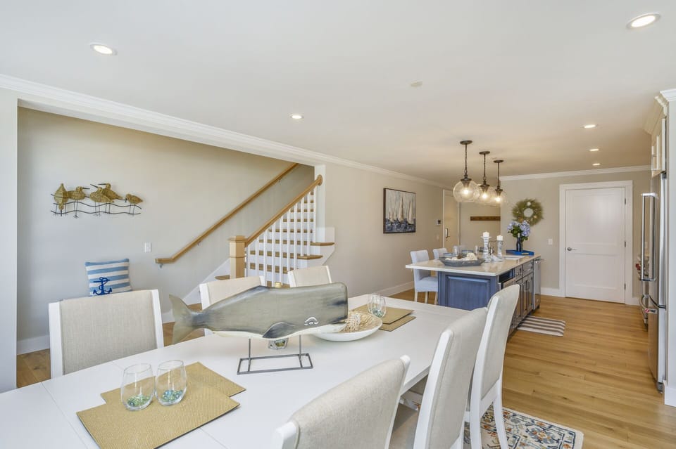 Adjoining dining area that looks into the kitchen. Dining table seats 6.