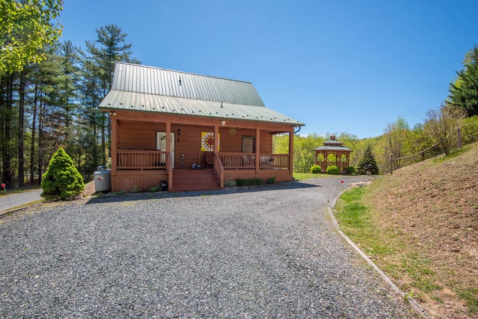 Adorable Cabin in the heart of West Jefferson...