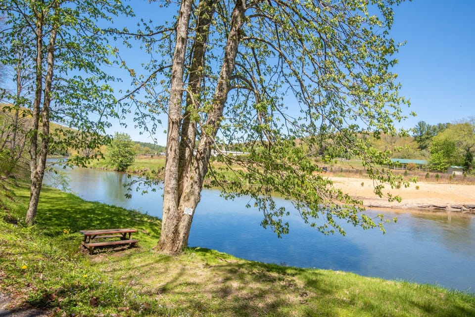 Community River Access nearby...