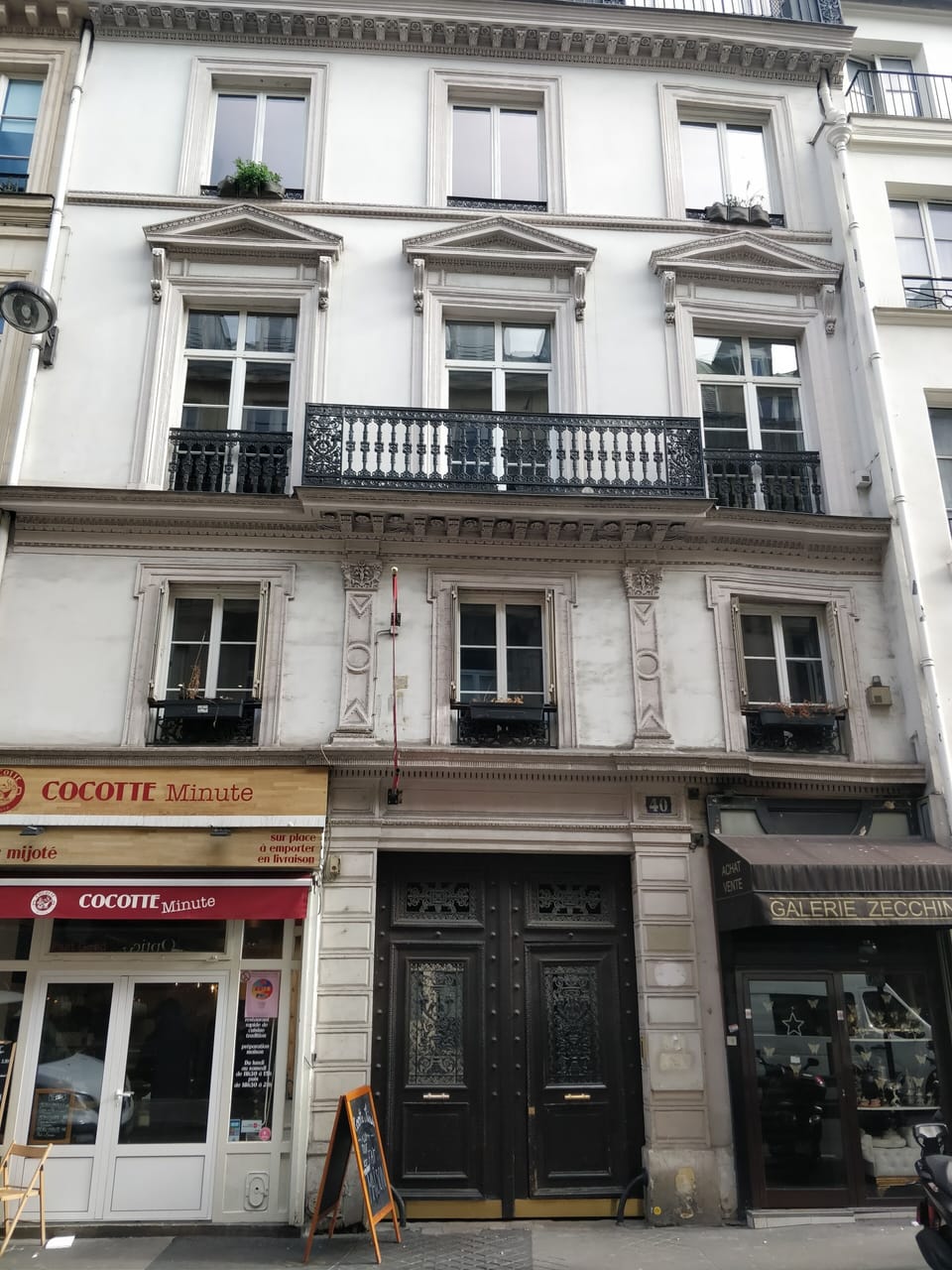 Building, apartment in on the 2nd floor : 3 windows with balcony