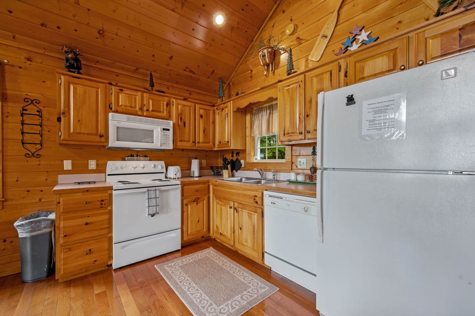 Full size, well equipped kitchen..