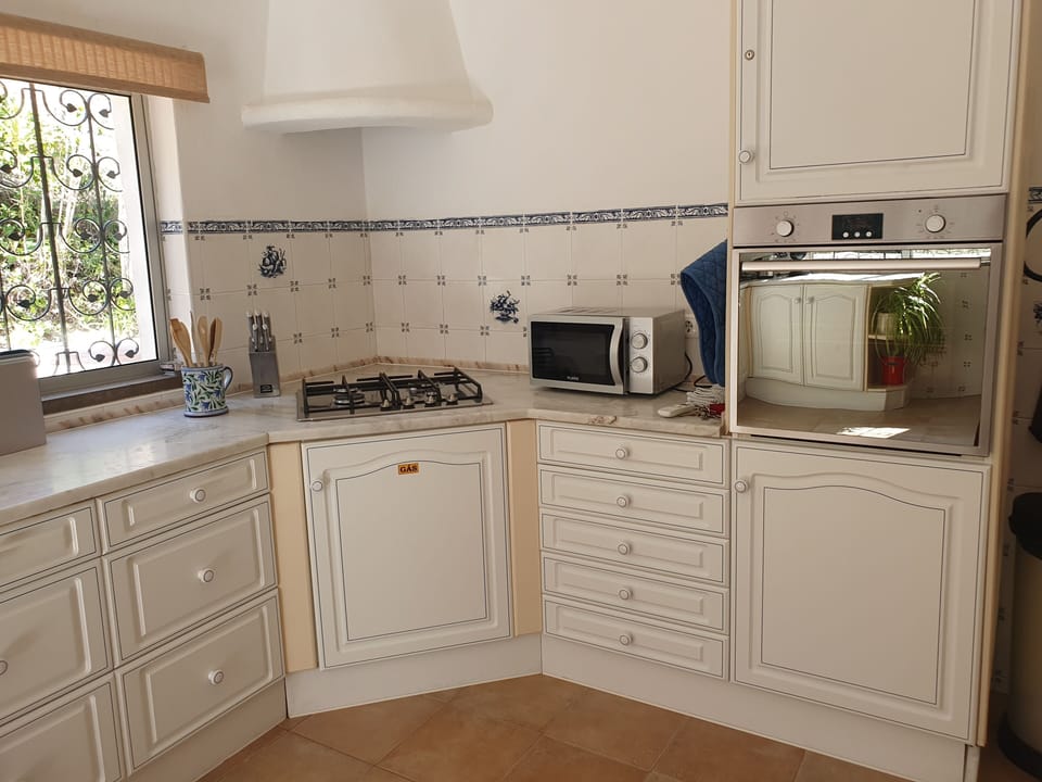 Kitchen hob and ovens