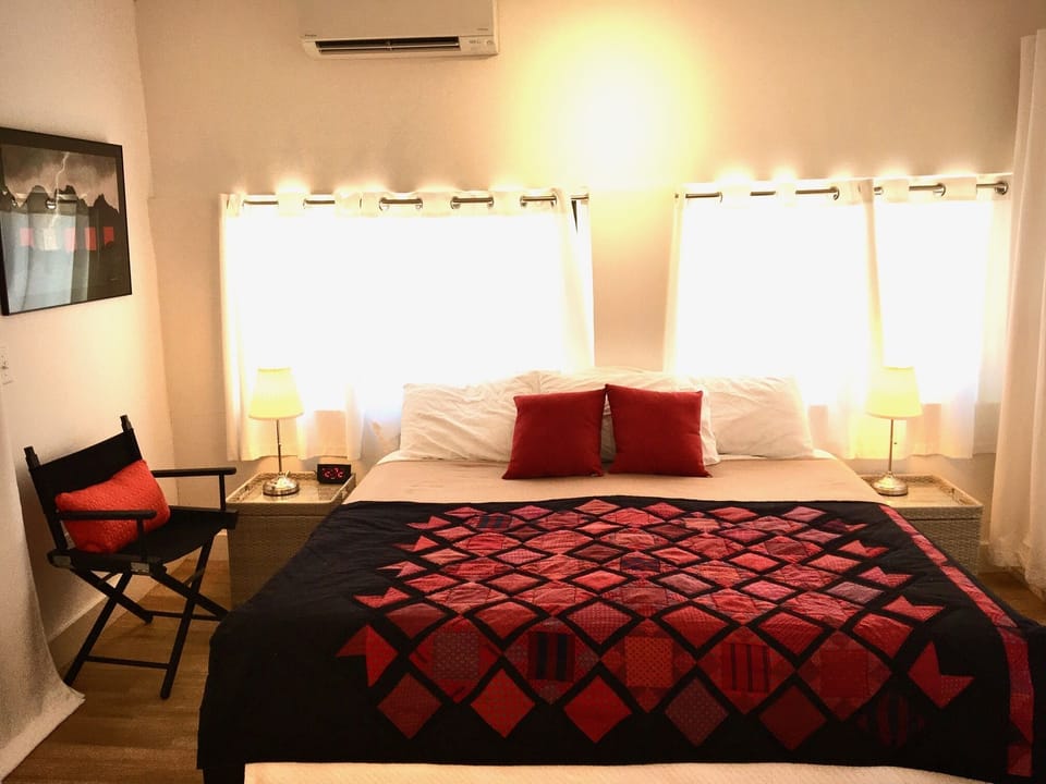 King-sized bed, premium linens at Marfa House el Balcon