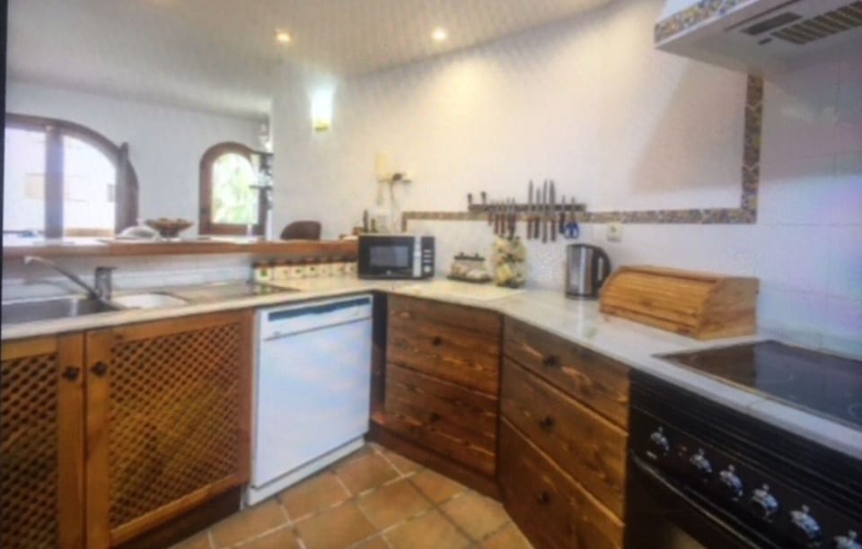 Open plan kitchen with breakfast bar