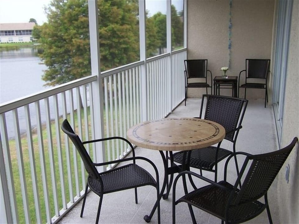 Large screen lanai overlooking lake.