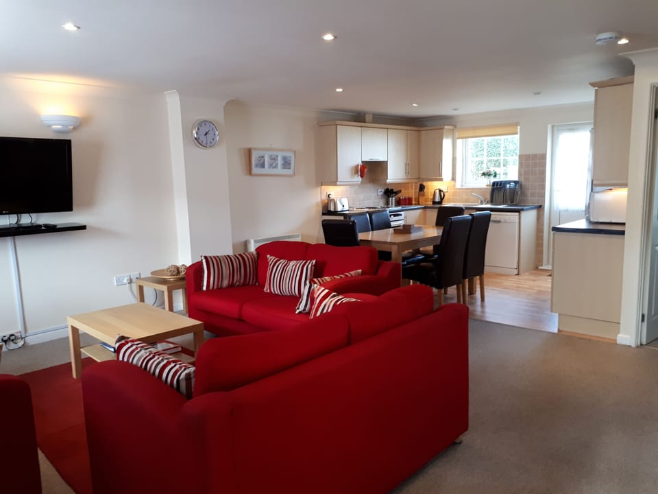 Open plan Lounge, Dining, fully equipped Kitchen