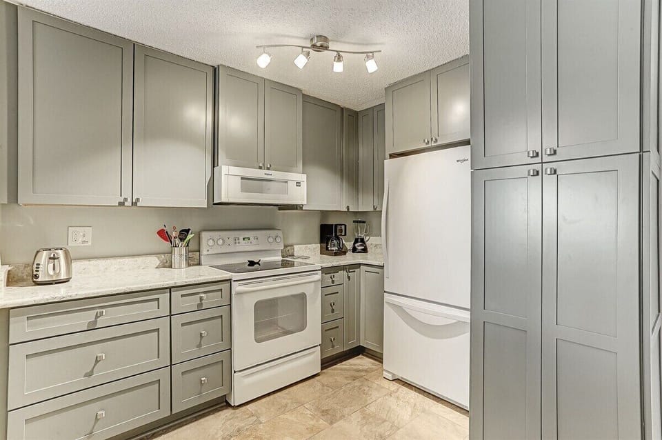 Full Kitchen with Drip Coffeemaker