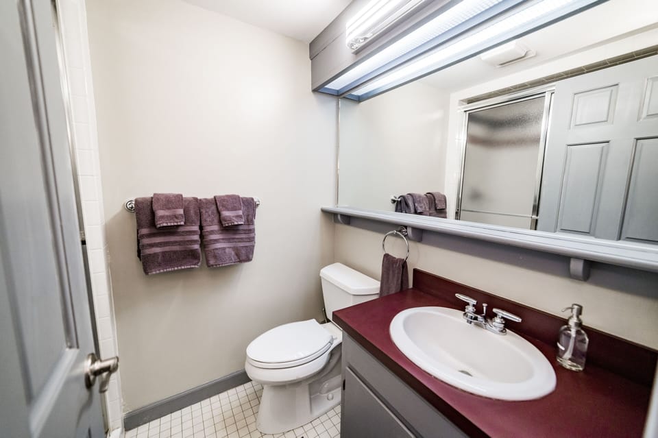 blue room upstairs unit, full bathroom