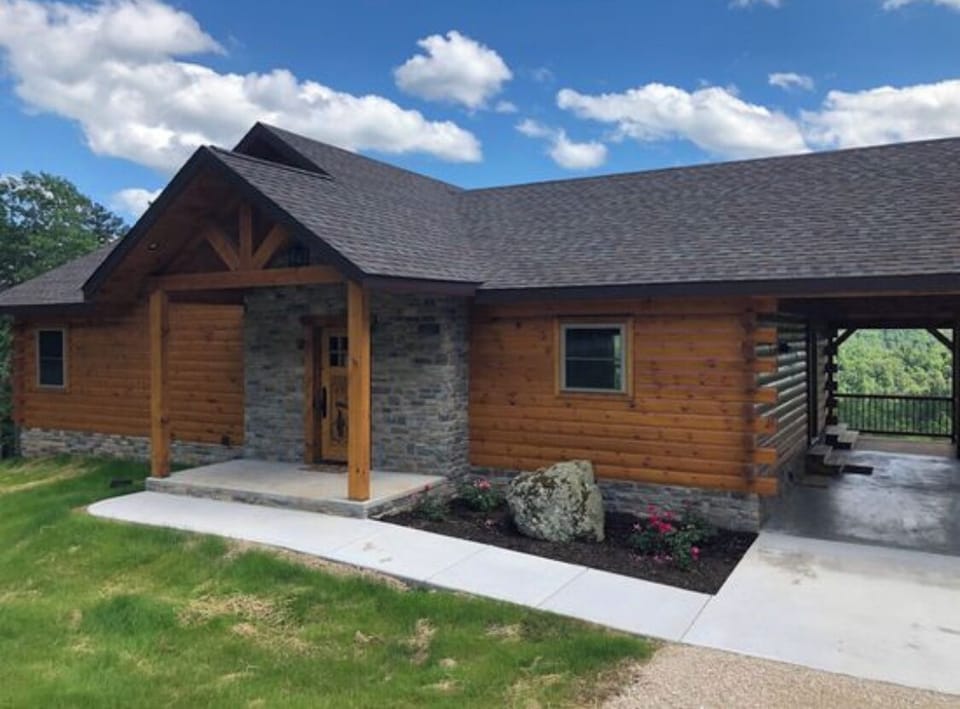 The front of Clear View Cabin.