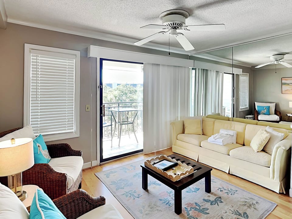 Living Area w. Smart TV, Balcony Access