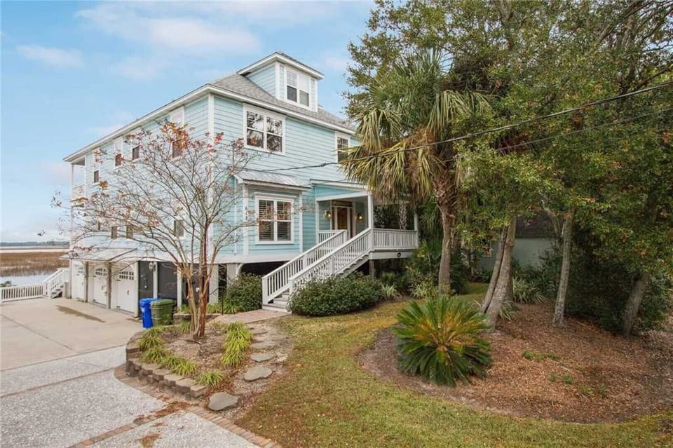 HEAVENLY BLUE - Street View
Our first time to self-host, so no listed reviews. 