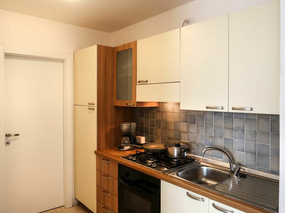 Brown, Kitchen Sink, Cabinetry, Sink, Countertop, Property, Tap, Building, Kitchen Stove, Kitchen Appliance