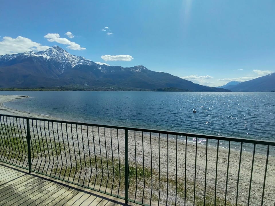 Water, Sky, Cloud, Water Resources, Daytime, Mountain, Fence, Azure, Natural Landscape, Lake