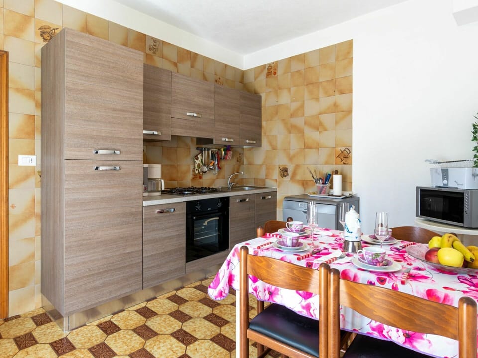 Cabinetry, Countertop, Property, Furniture, Food, Drawer, Interior Design, Wood, Floor, Flooring