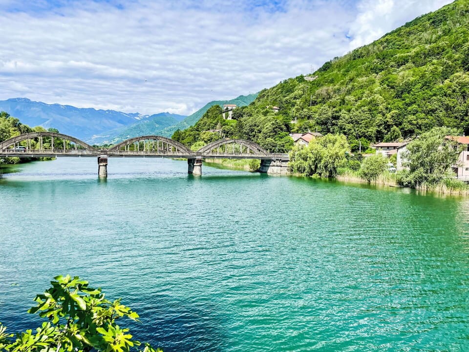 Water, Cloud, Sky, Water Resources, Plant, Mountain, Natural Landscape, Azure, Lake, Vegetation