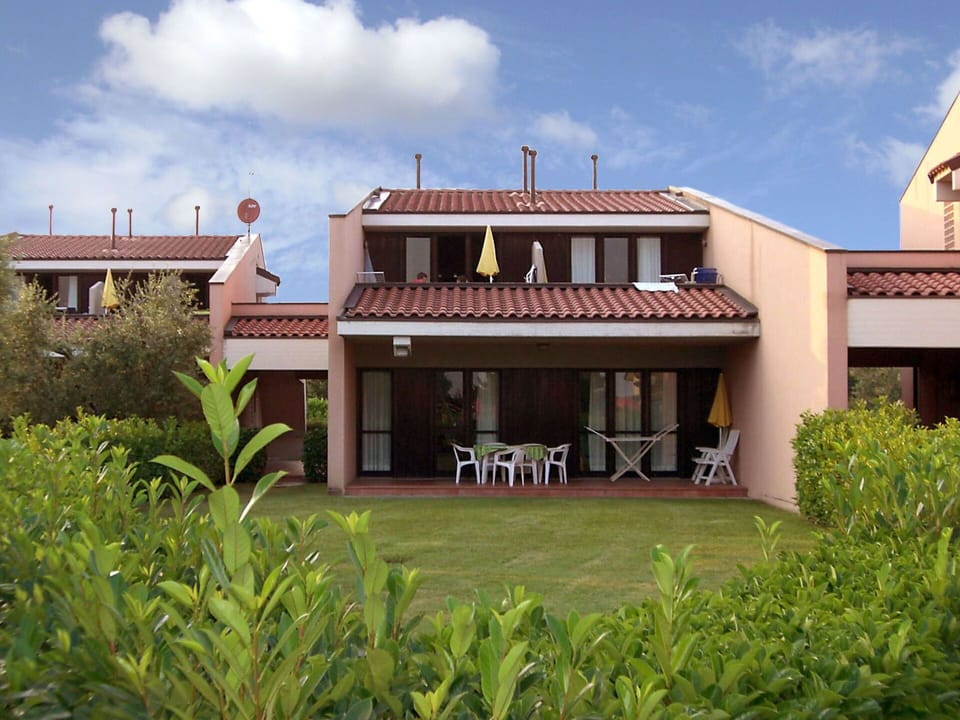 Sky, Plant, Cloud, Window, Building, Cottage, Land Lot, Leisure, Shade, Eco Hotel