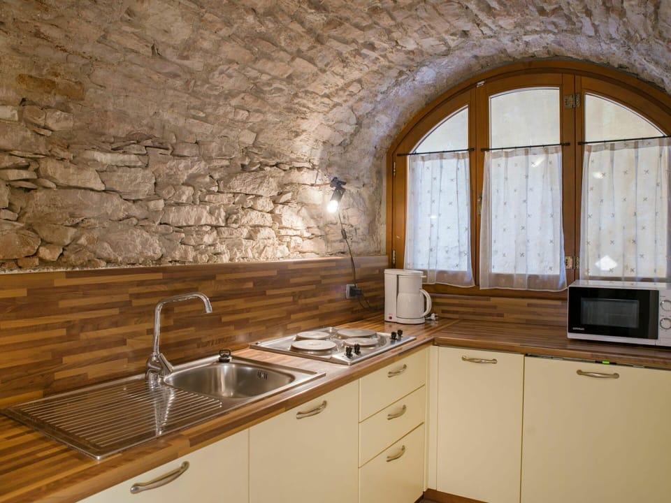 Building, Kitchen Sink, Countertop, Tap, Cabinetry, Sink, Property, Furniture, Plumbing Fixture, Kitchen