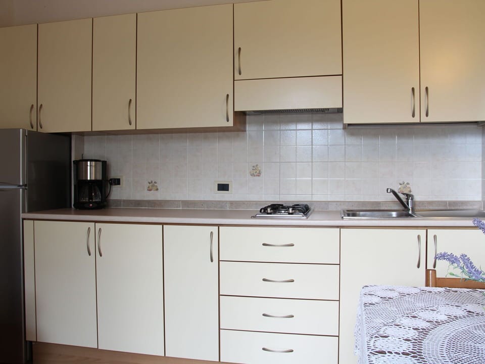 Countertop, Cabinetry, Kitchen, Room, Furniture, Property, Interior Design, Tile, Cupboard, Floor