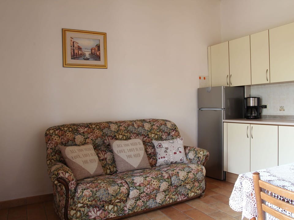Room, Furniture, Property, Wall, Floor, Couch, Interior Design, Bedroom, House, Building