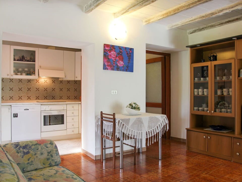 Room, Property, Furniture, Interior Design, Floor, Building, Ceiling, Wall, House, Table