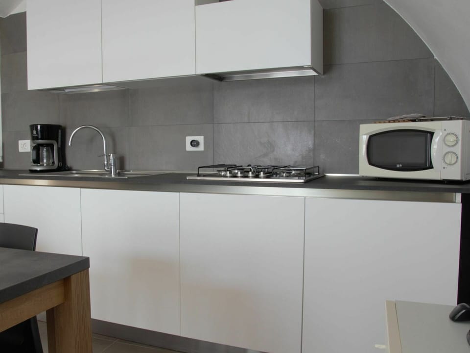 Kitchen Sink, Countertop, Property, Sink, Cabinetry, Tap, Black, Kitchen Stove, Building, Kitchen