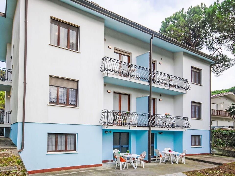 Window, Building, Plant, Tree, Urban Design, Sky, Neighbourhood, Residential Area, Door