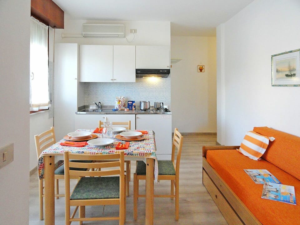 Room, Furniture, Property, Building, Interior Design, Table, House, Floor, Living Room, Apartment