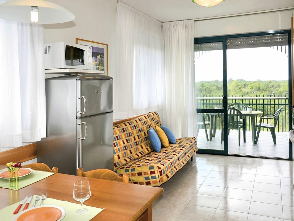 Room, Furniture, Property, Interior Design, Building, Living Room, Floor, House, Table, Suite