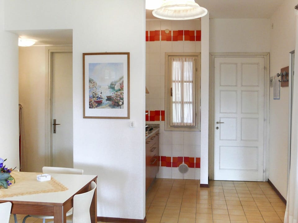 Room, Property, Ceiling, Floor, Interior Design, Building, Furniture, Door, House, Real Estate