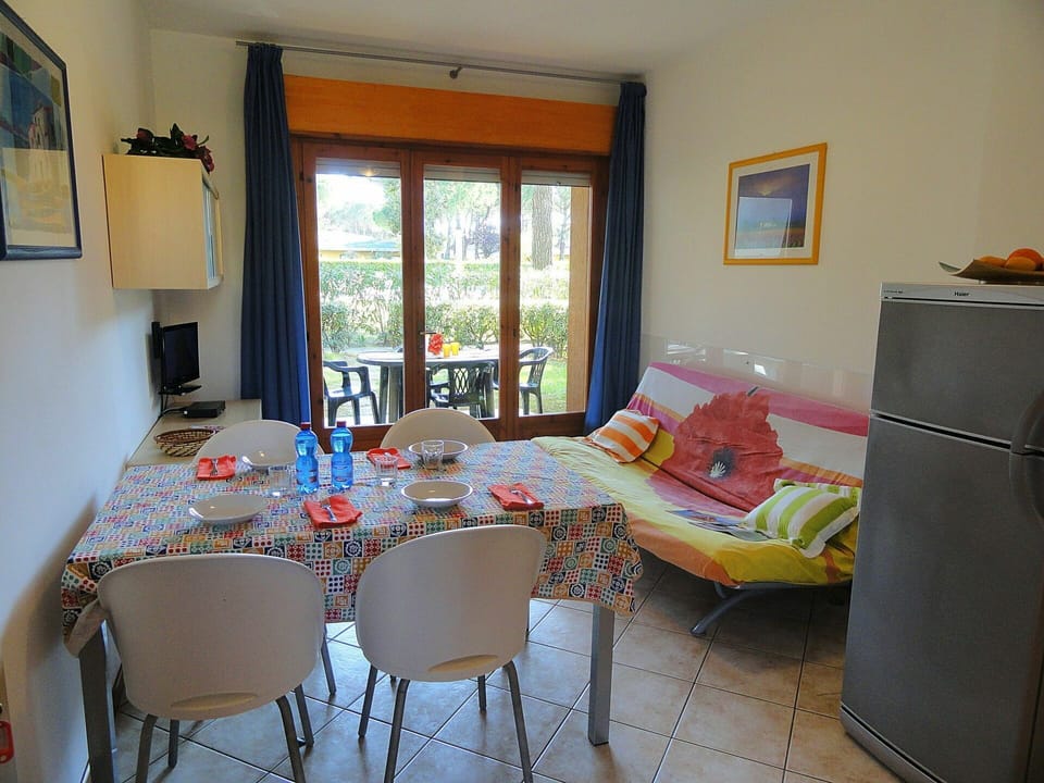 Room, Property, Furniture, Interior Design, Living Room, Table, Floor, House, Building, Dining Room
