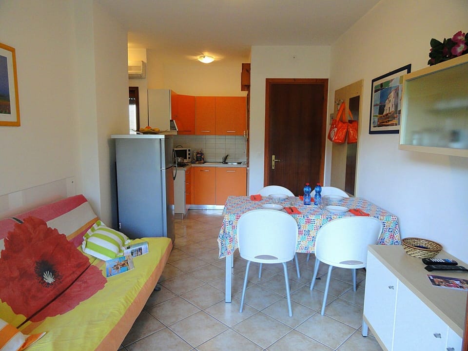 Room, Property, Furniture, Floor, Building, Table, House, Interior Design, Real Estate, Dining Room