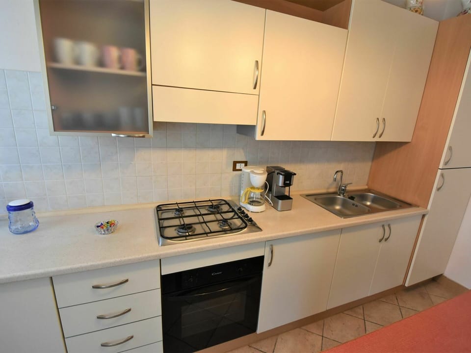 Property, Room, Countertop, Kitchen, Cabinetry, Furniture, House, Building, Kitchen Stove, Interior Design