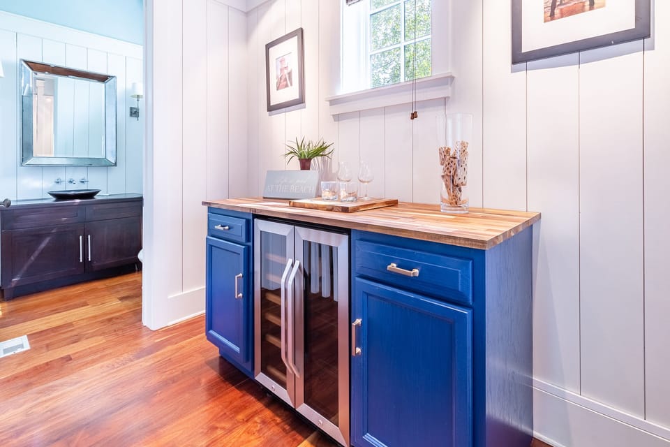 Wet bar off the dining area