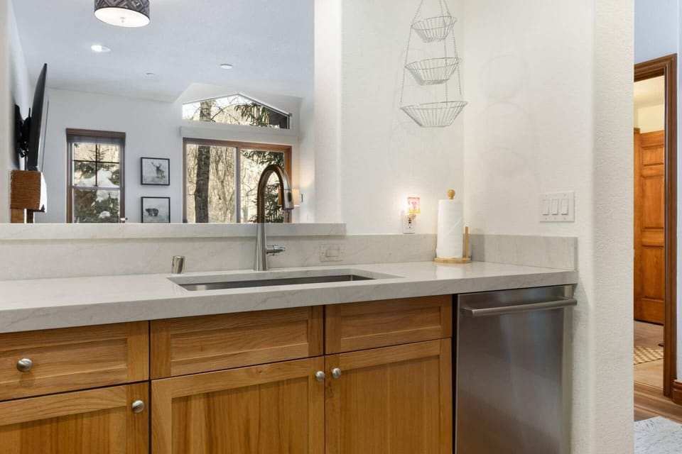 Kitchen recently updated with new quartz countertops!