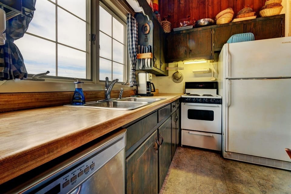Full kitchen supplies for those who like to cook