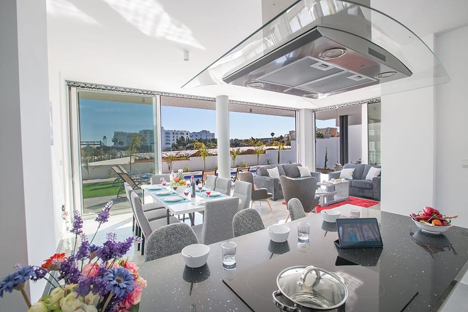 Breakfast bar with extra seating for 3 persons