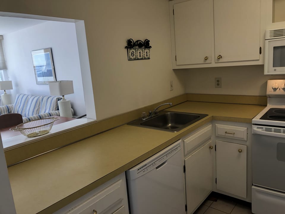 Kitchen w/passthrough