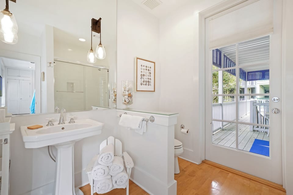 KING PRIVATE BATH SHOWER/TUB COMBO