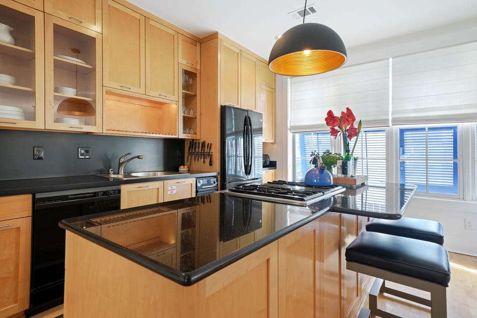 KITCHEN WITH BARTOP SEATING FOR TWO