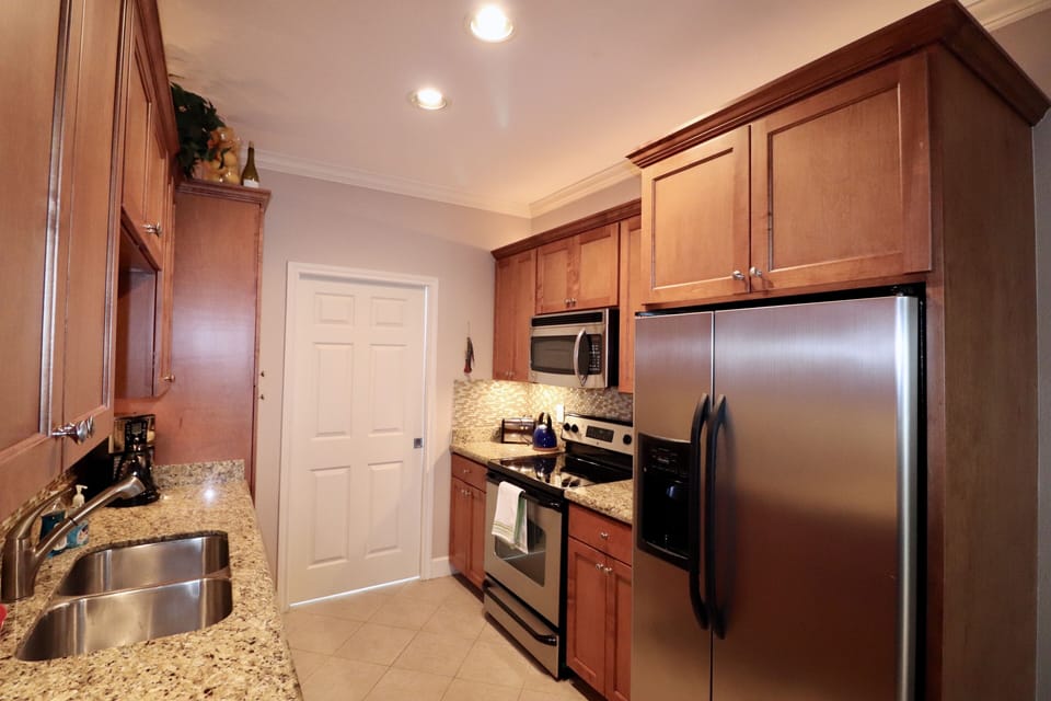 Fully stocked kitchen-Cookware, silverware, mugs ....