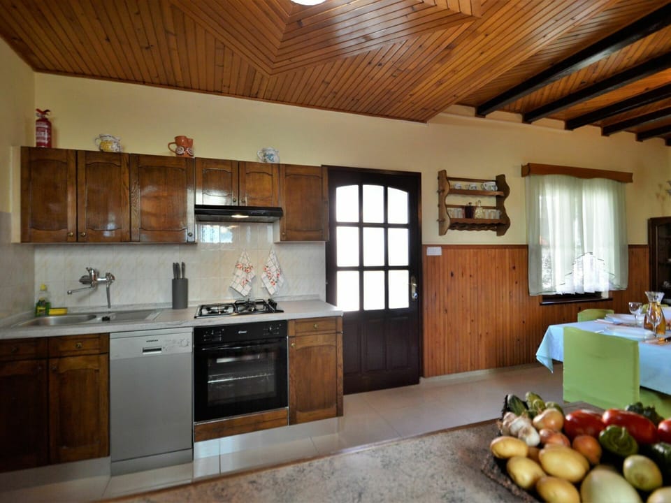 Countertop, Cabinetry, Property, Building, Furniture, Sink, Window, Kitchen Sink, Kitchen, Tap