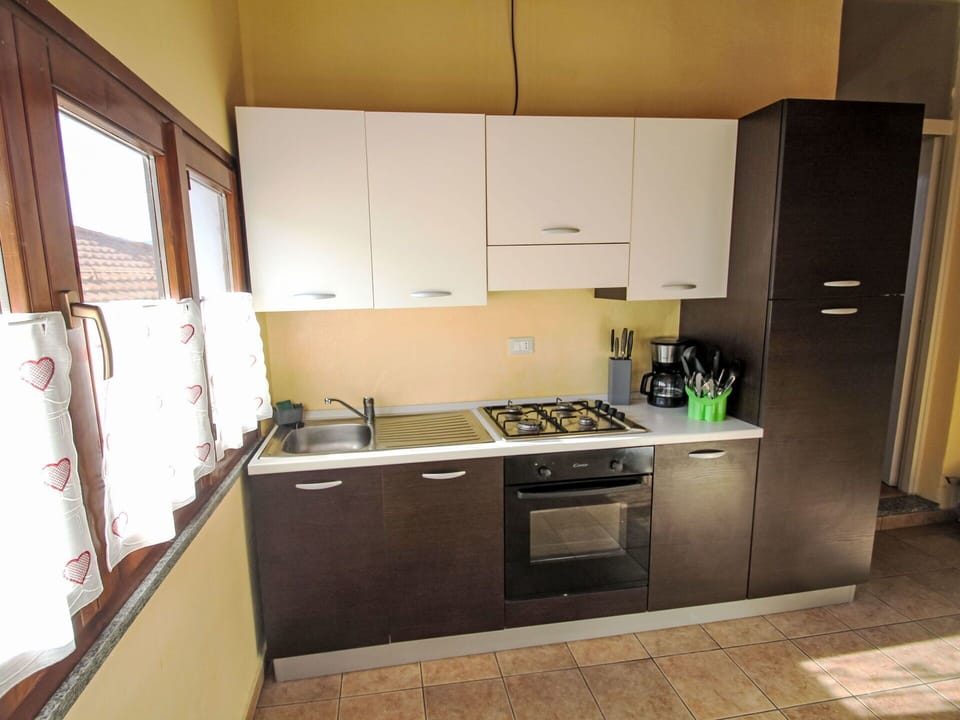 Kitchen Appliance, Kitchen, Major Appliance, Countertop, Wood, Kitchen Sink, Interior Design, Flooring, Cabinetry, Stove