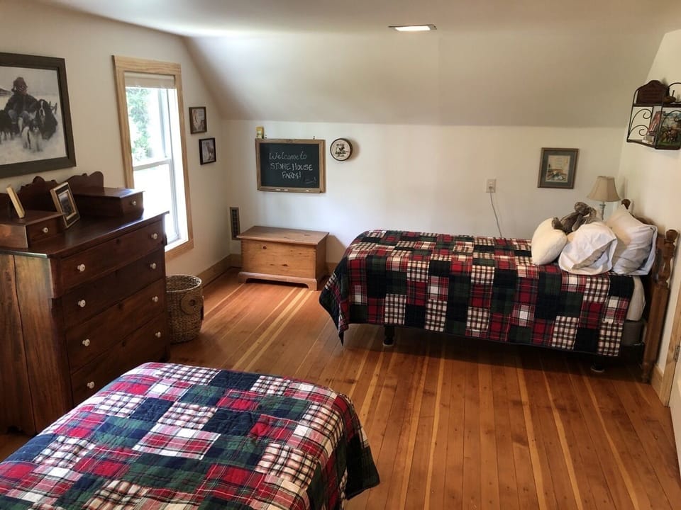 Upstairs West Bedroom (2 twin XL)