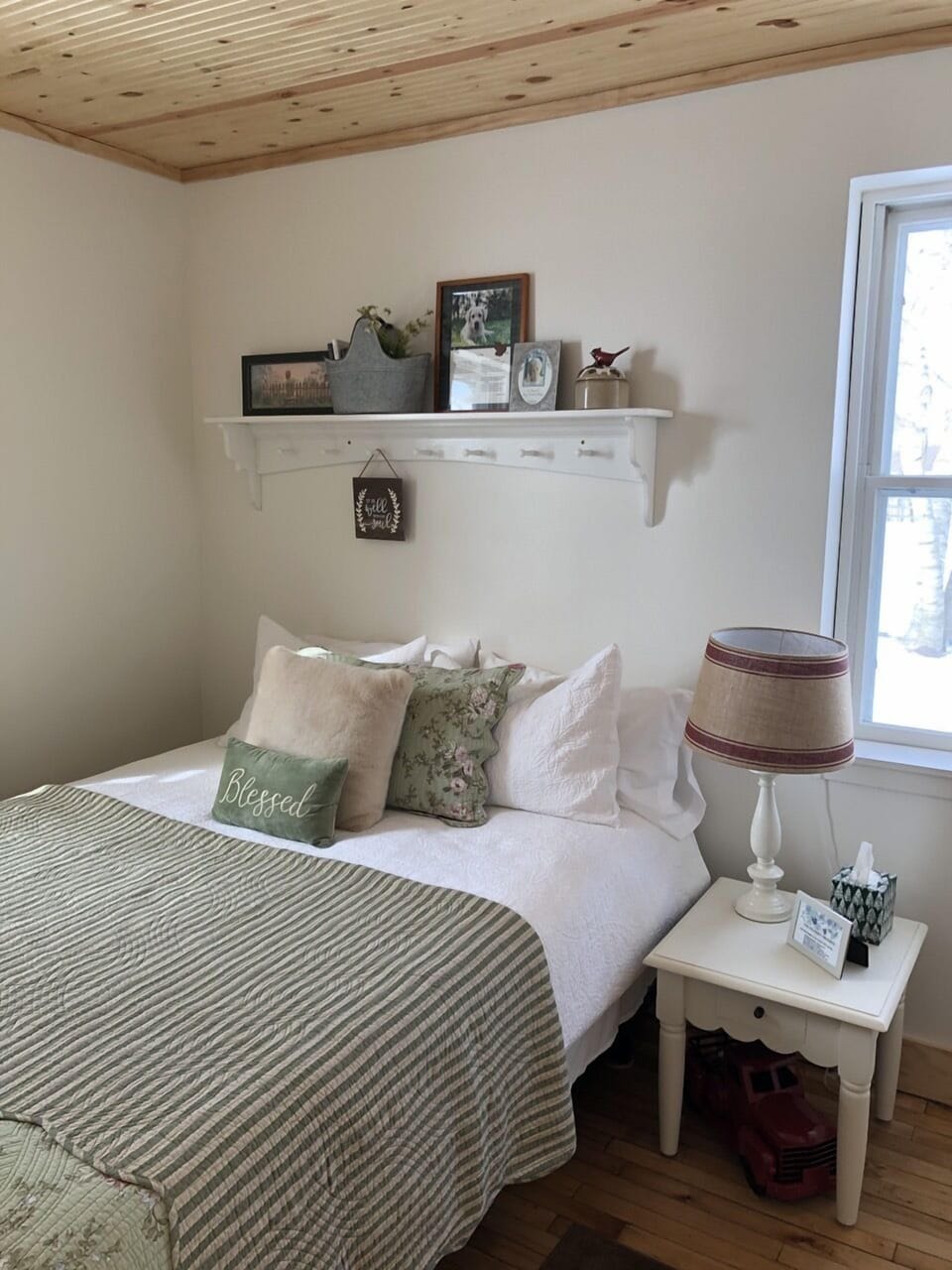 Main Level Bedroom (queen bed)